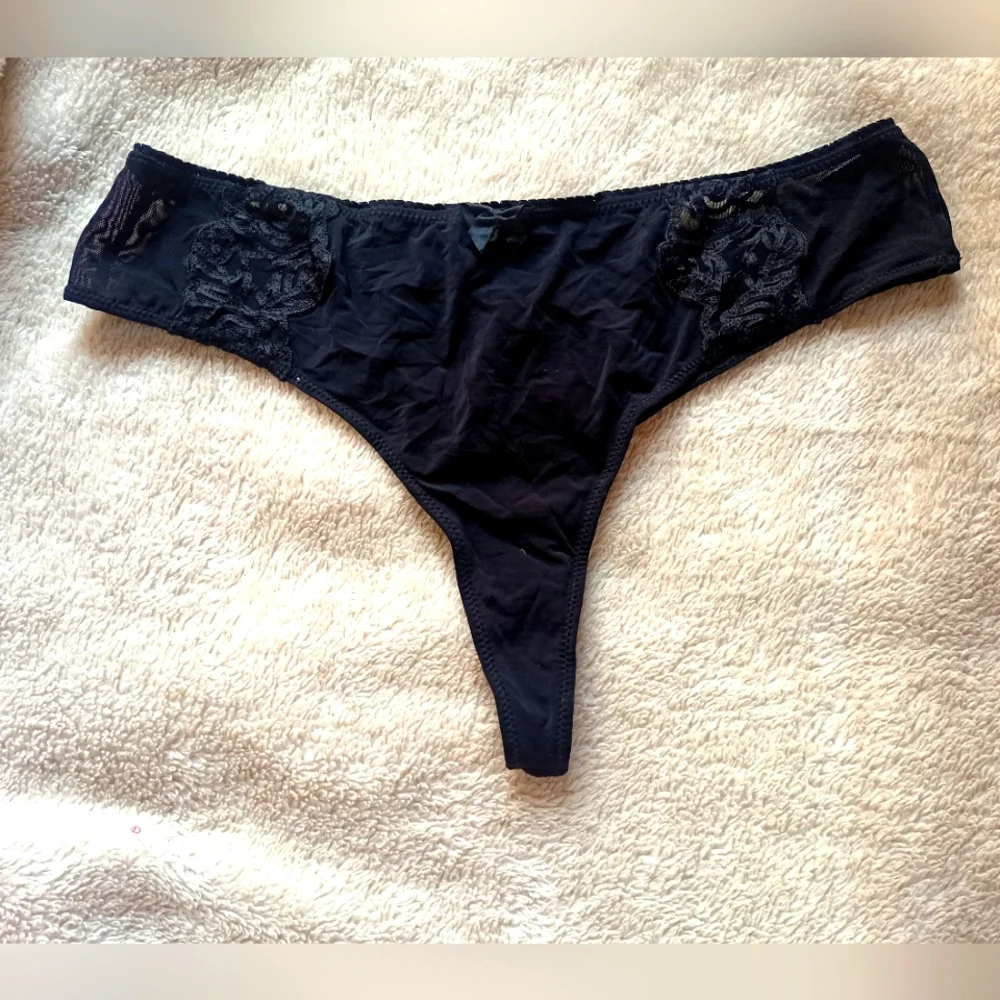 Stylish thong - Picture 1 of 3